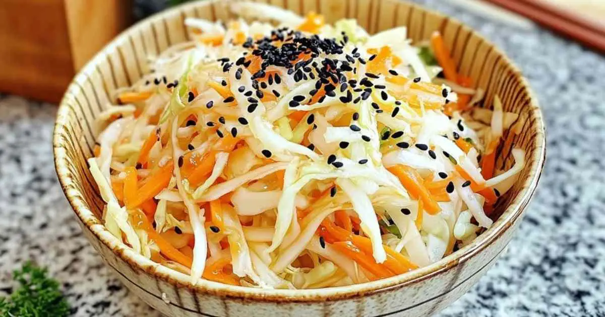 Salade de chou blanc à la japonaise servie dans un bol avec graines de sésame