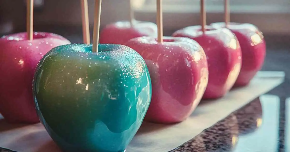 Pommes candies colorées goût cotton candy sur bâtonnets