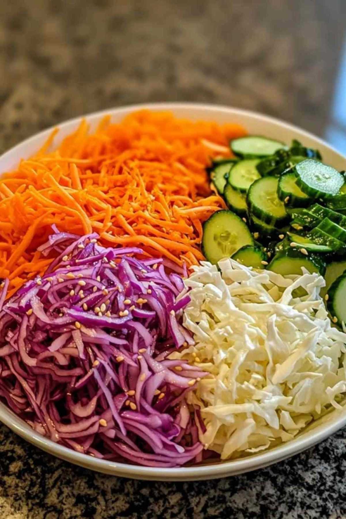 Salade détox au chou blanc et citron servie dans un bol avec graines de sésame