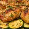 Poulet aux courgettes et citron servi dans un plat en terre cuite
