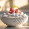 Crème chantilly maison servie sur des fraises fraîches