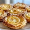 Roulés feuilletés aux pommes prêts à être enfournés