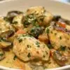 Blanquette de poulet aux champignons en cours de préparation dans une casserole