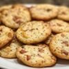 Cookies salés aux lardons et comté dorés et croustillants sortant du four