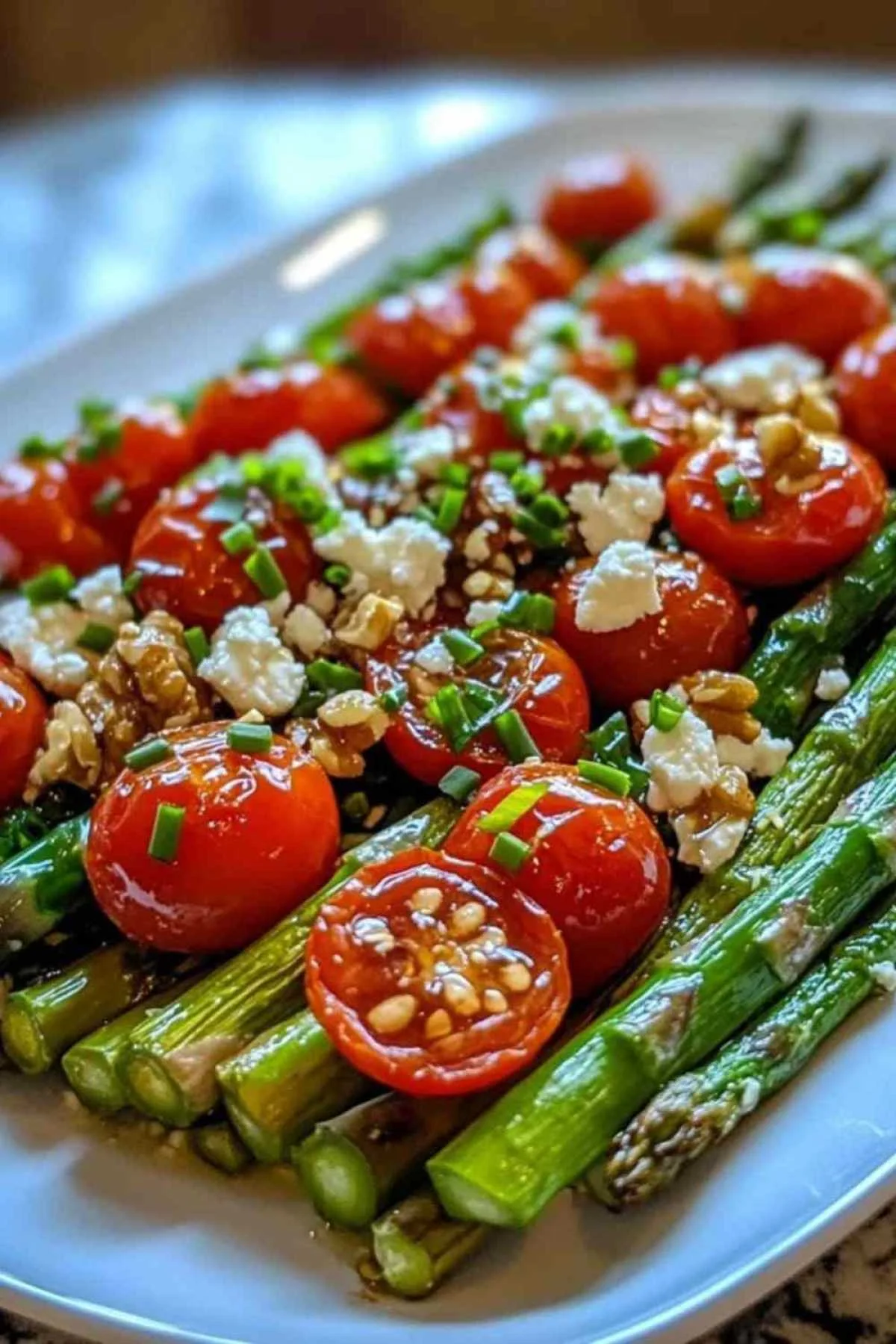 Salade d’asperges rôties aux noix de Grenoble et tomates cerise