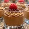 Mousse mascarpone au chocolat servie dans des verrines élégantes