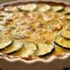 Gratin de courgettes au thon doré et fumant dans un plat à four