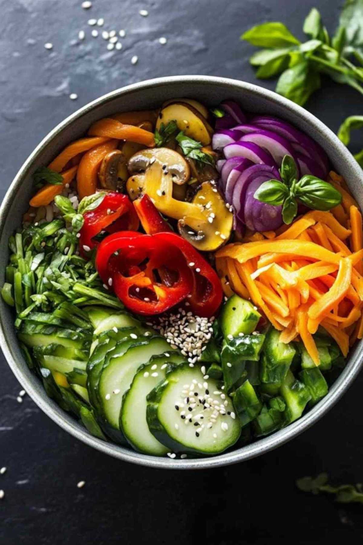 Bol de ramen aux légumes garni d’oignons verts et de graines de sésame