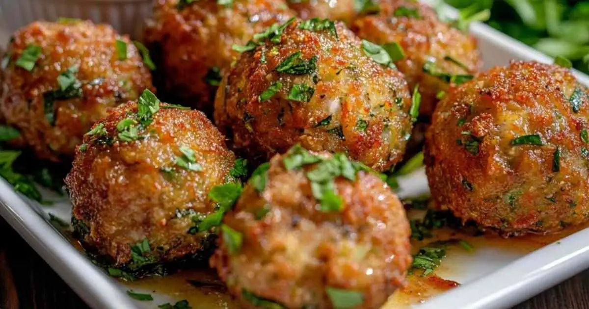 Boulettes de courgettes prêtes à enfourner sur une plaque