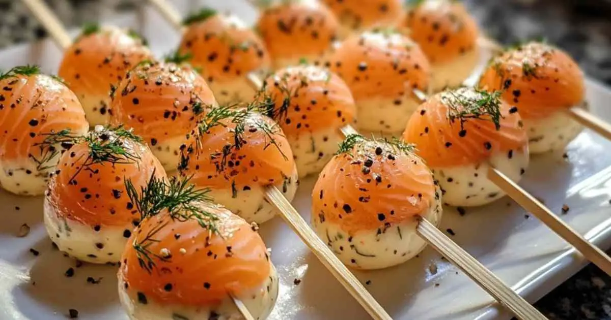 Ingrédients pour cake pops salés au saumon fumé disposés sur un plan de travail