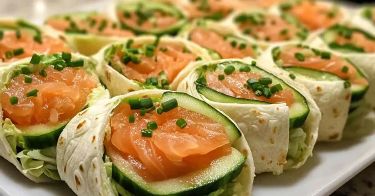 Wraps au saumon fumé et fromage blanc enveloppés dans du film alimentaire