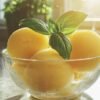 Sorbet citron basilic maison servi dans une coupe en verre