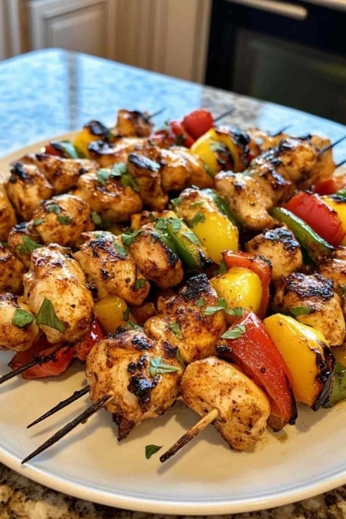  Cuisson de brochettes de poulet au citron sur le barbecue