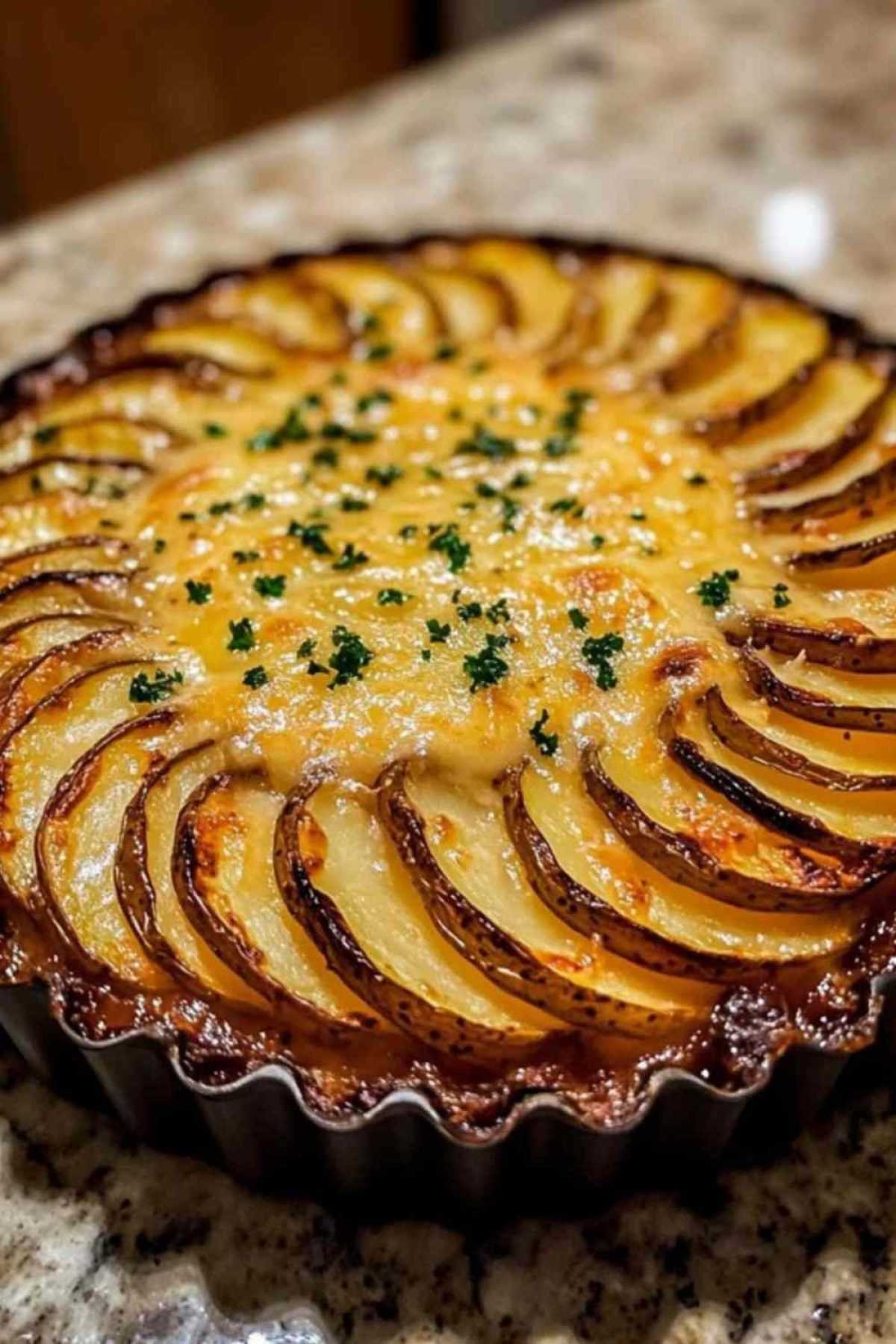 Couronne de pommes de terre servie avec une salade verte