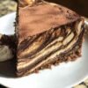 Gâteau marbré chocolat vanille accompagné d’une tasse de café