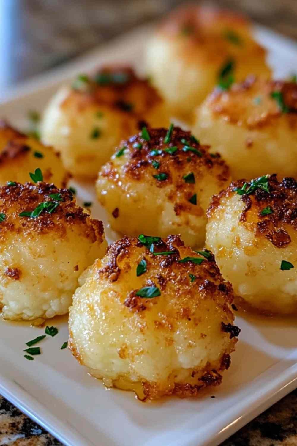 Boulettes de chou-fleur rôties au parmesan dorées et croustillantes