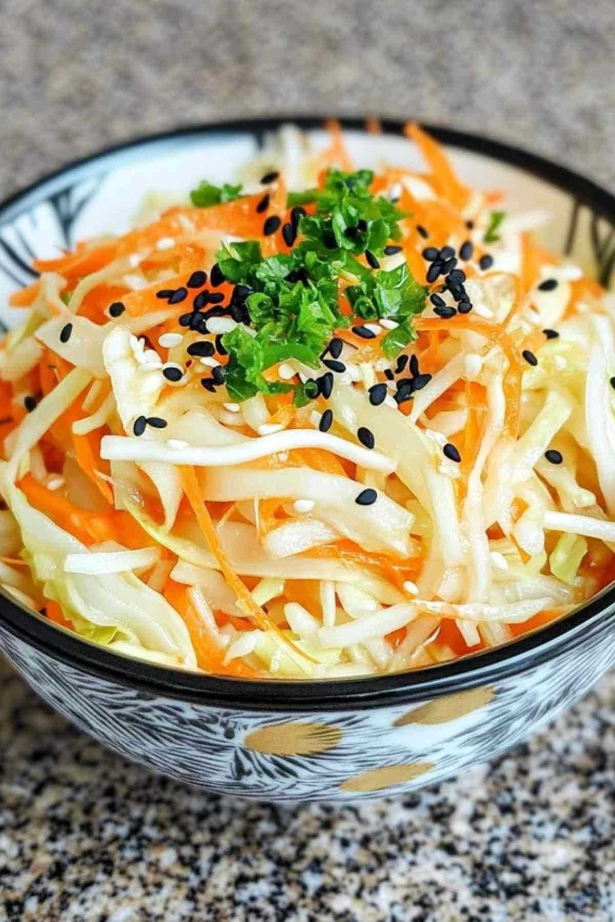 Émincage fin du chou blanc pour salade japonaise