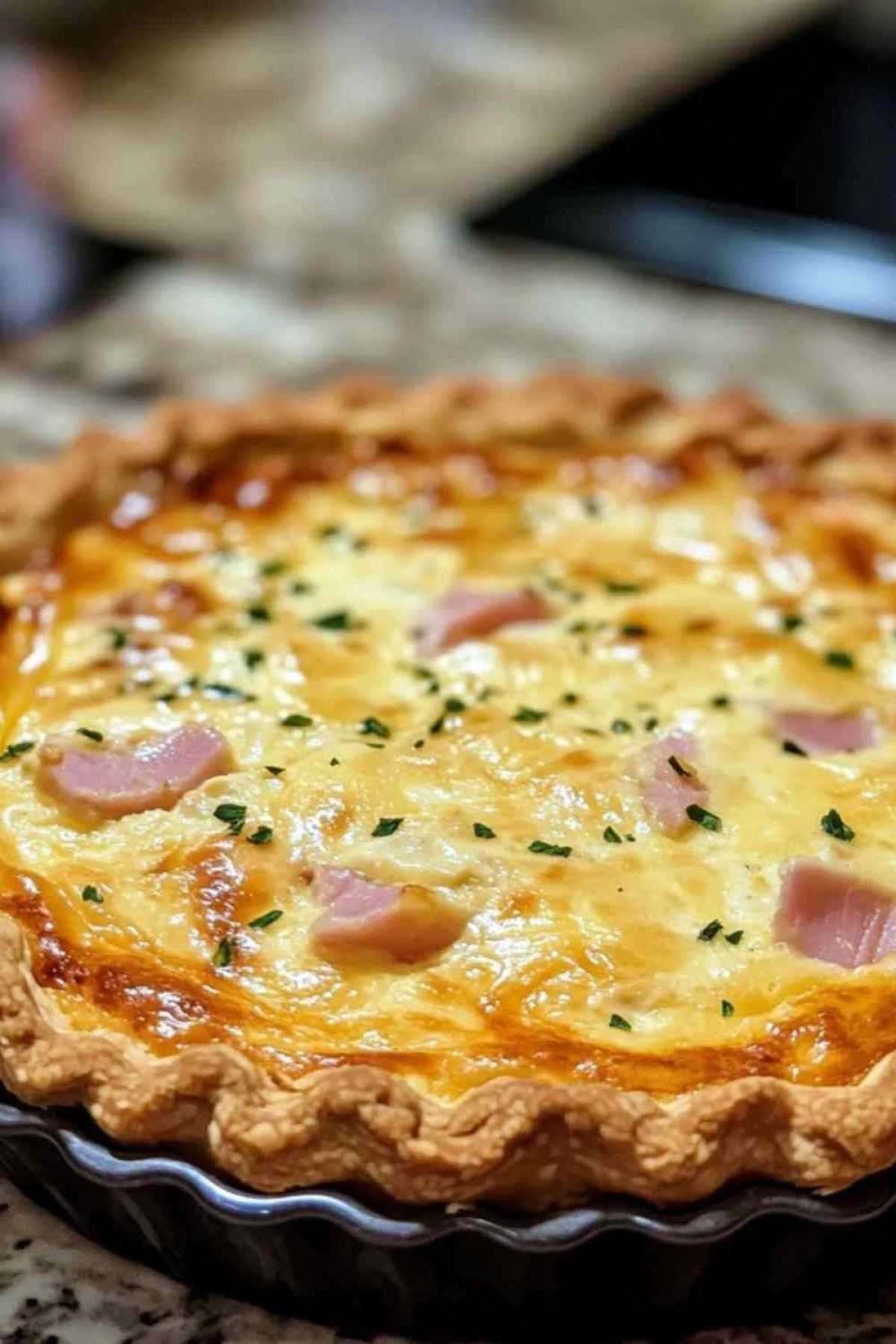 Préparation de la quiche avec ingrédients disposés sur un plan de travail