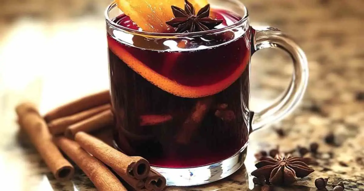 Préparation du vin chaud épicé avec épices et agrumes dans une casserole