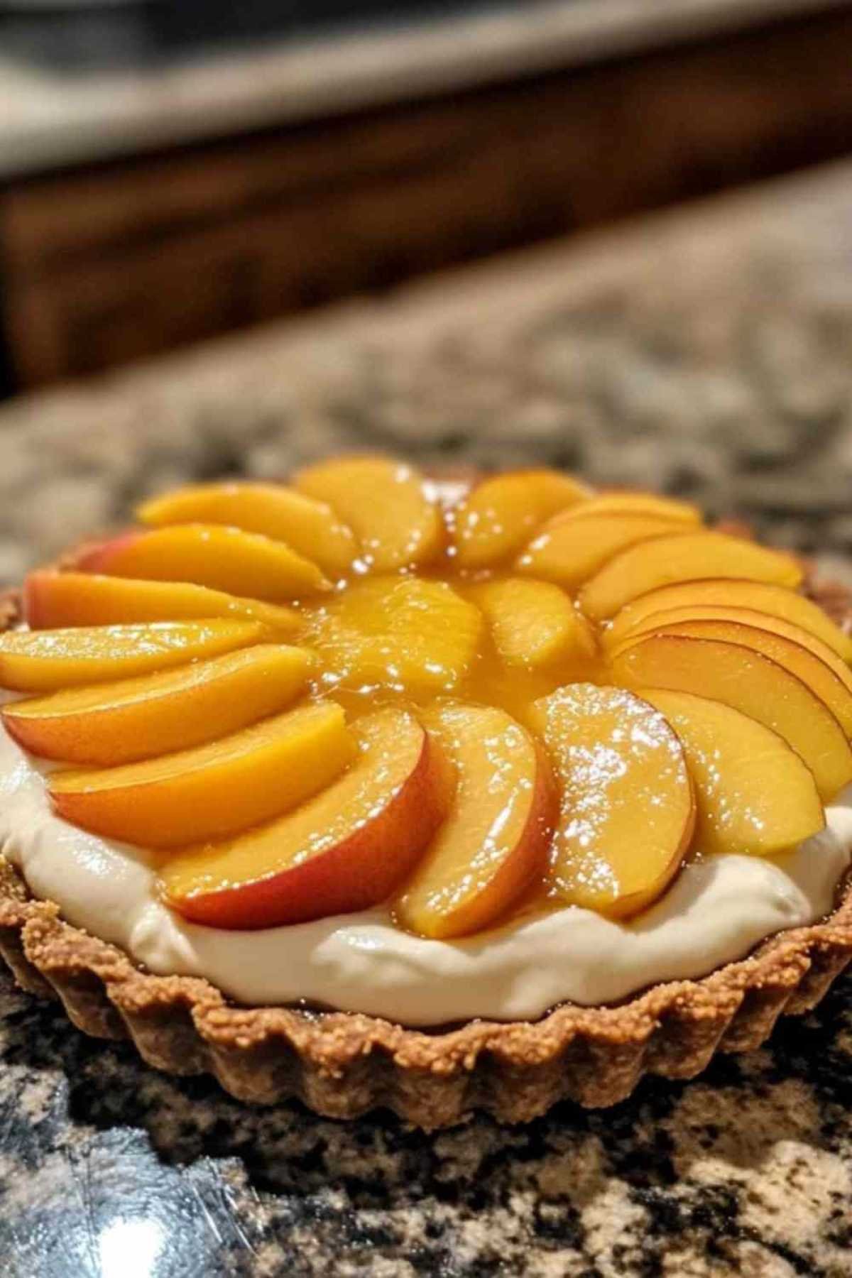 Tarte au mascarpone et à la pêche avec une texture crémeuse