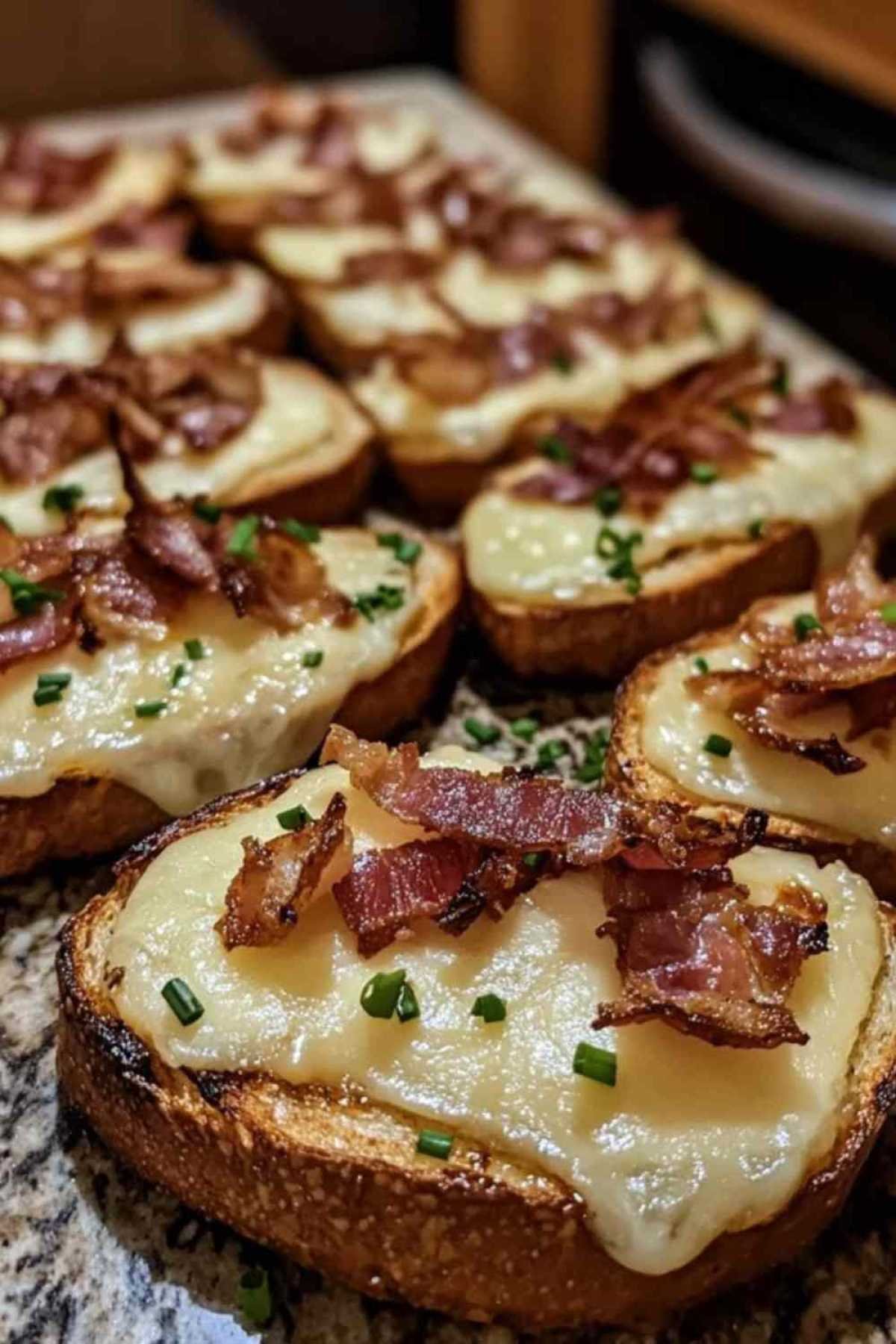 Assemblage des bruschettas au fromage à raclette