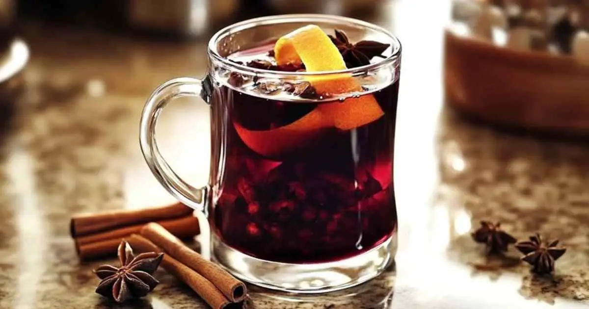 Service du vin chaud épicé avec une louche dans des verres décorés