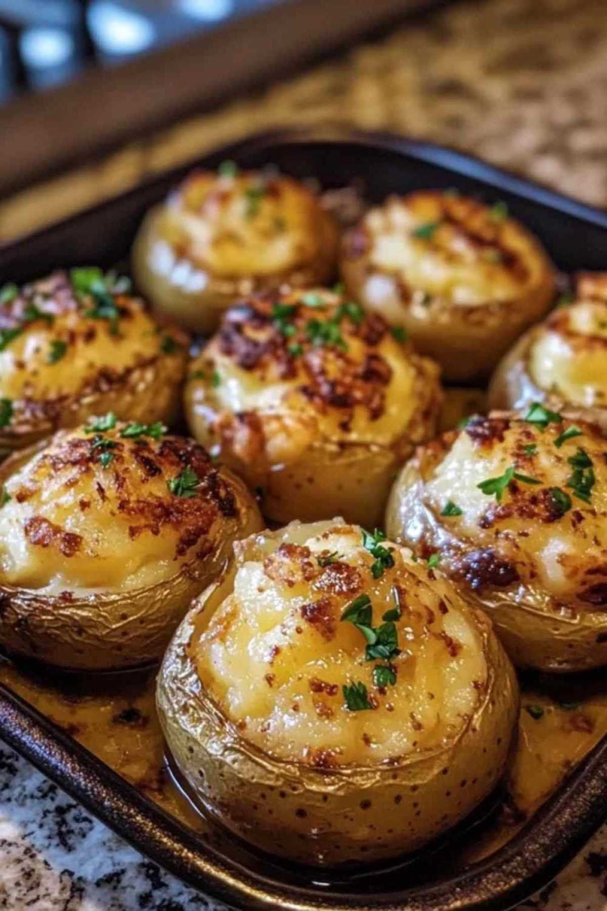 Pommes de terre farcies au lard et Reblochon dorées au four