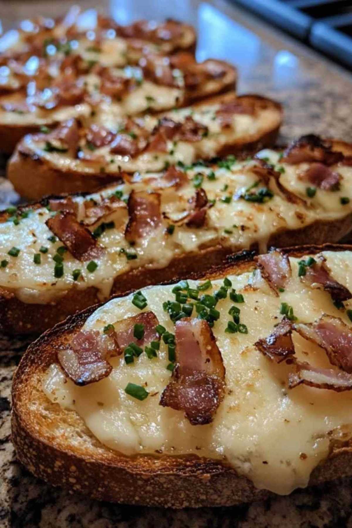 Bruschettas au fromage à raclette servies sur une planche
