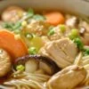 Œuf mollet pour ramen coupé en deux révélant un jaune crémeux