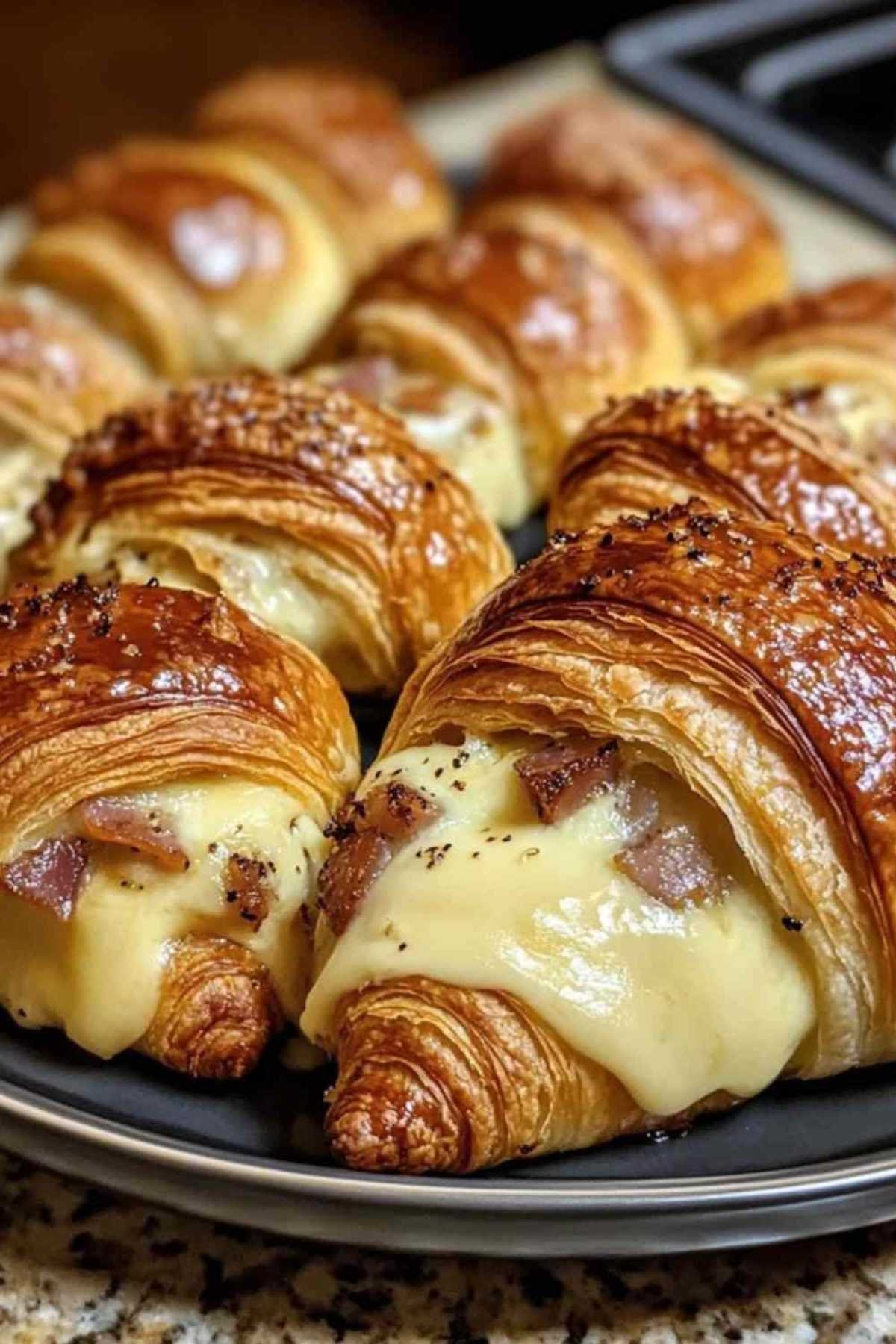 Plateau de croissants lardons-raclette pour l’apéritif