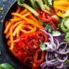 Ingrédients pour préparer un ramen aux légumes