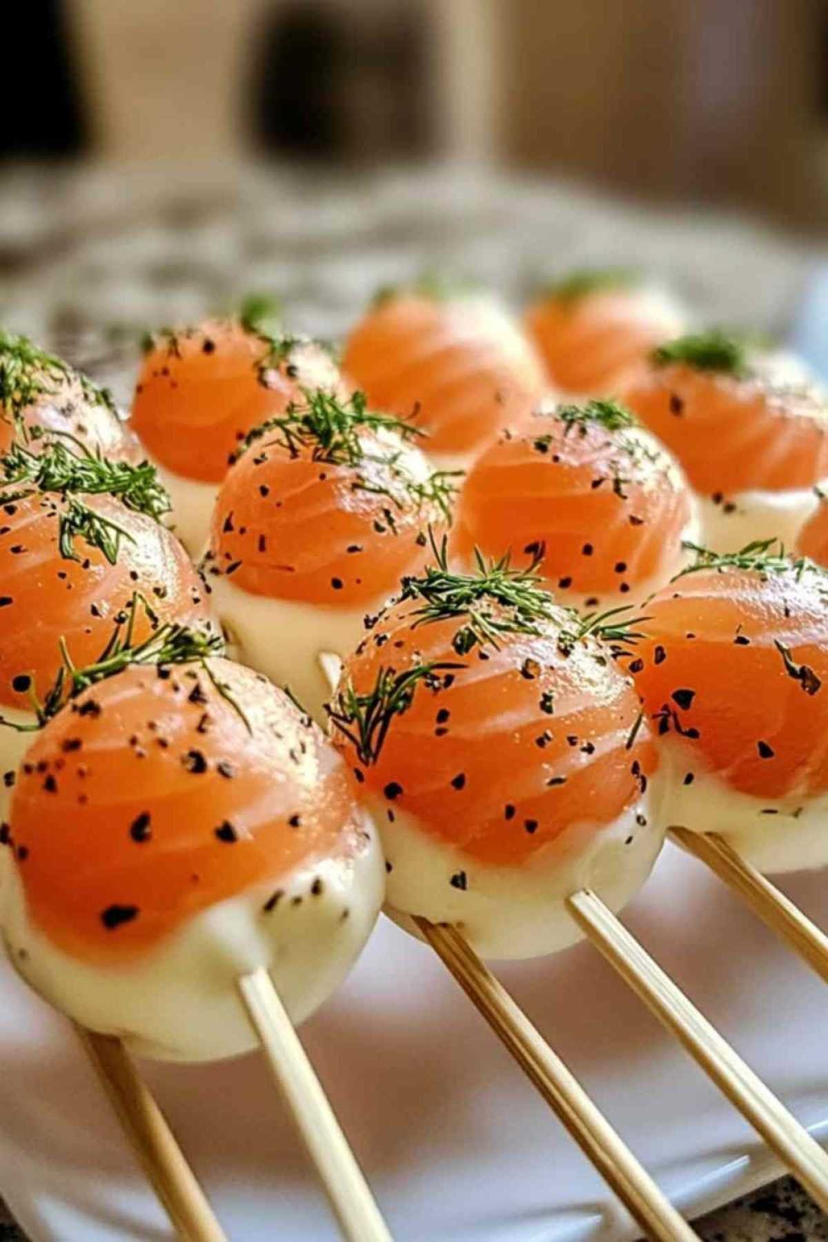 Préparation des cake pops au saumon fumé et insertion des pics