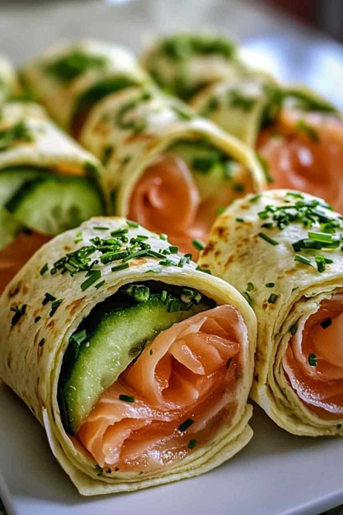 Préparation du mélange crémeux pour wraps au saumon avec ciboulette et échalote