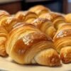 Croissants faciles et rapides dorés sortant du four