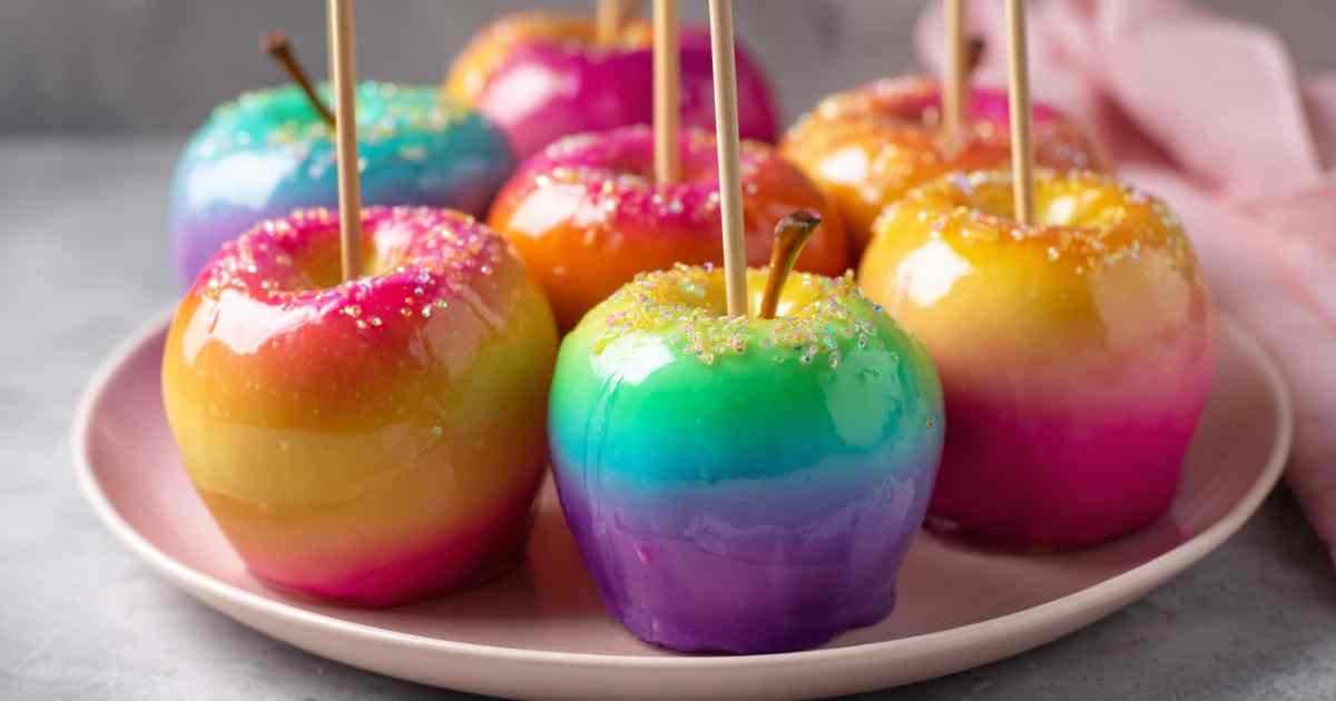 Pommes candies colorées goût cotton candy sur bâtonnets en bois