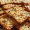 Craquelins aux oignons verts servis avec du fromage