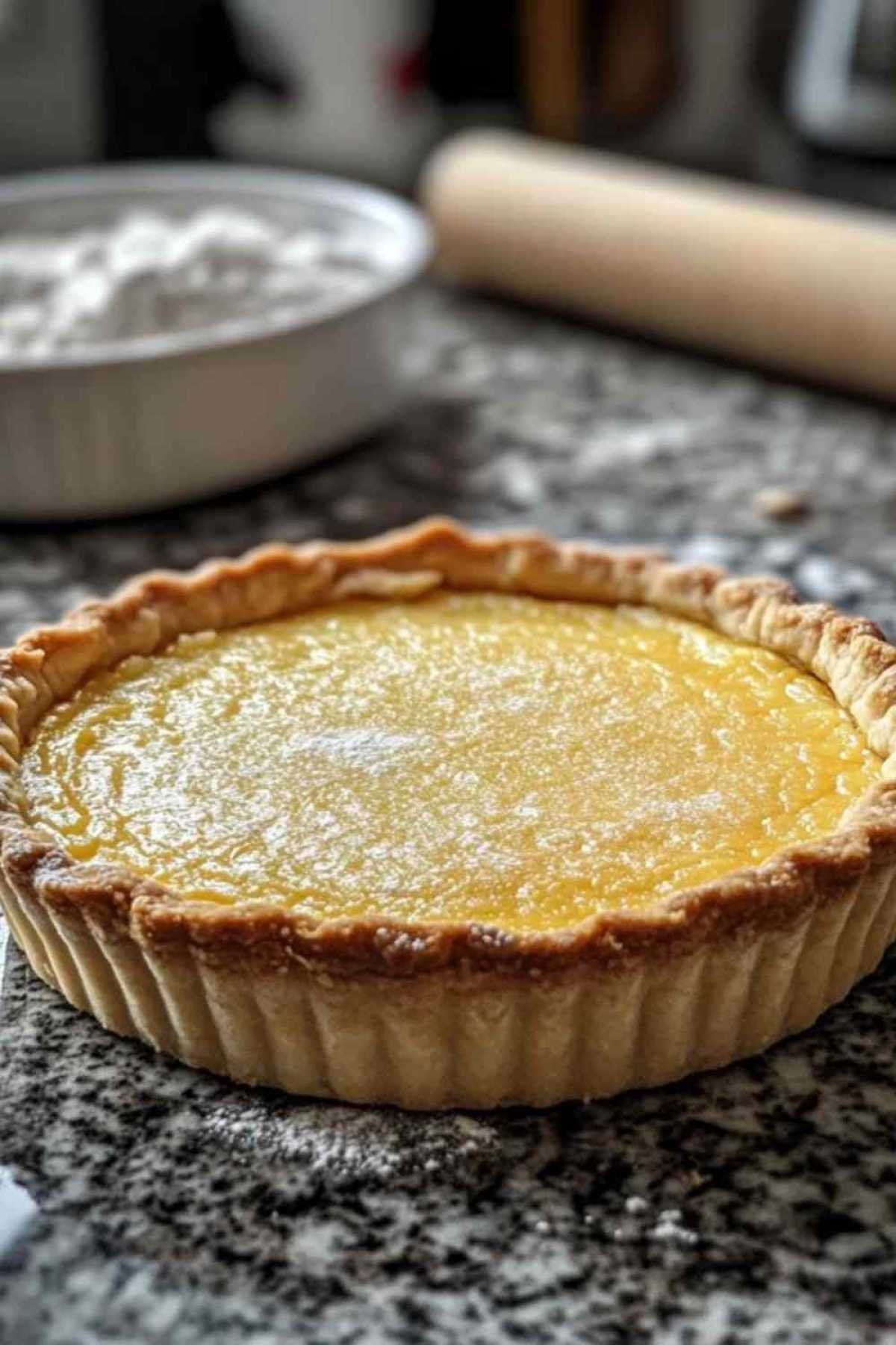 Pâte brisée sucrée crue étalée dans un moule à tarte