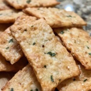 Craquelins aux Oignons Verts et Sésame - Un Délice Croustillant Fait Maison 8 Craquelins aux oignons verts et sésame dorés et croustillants
