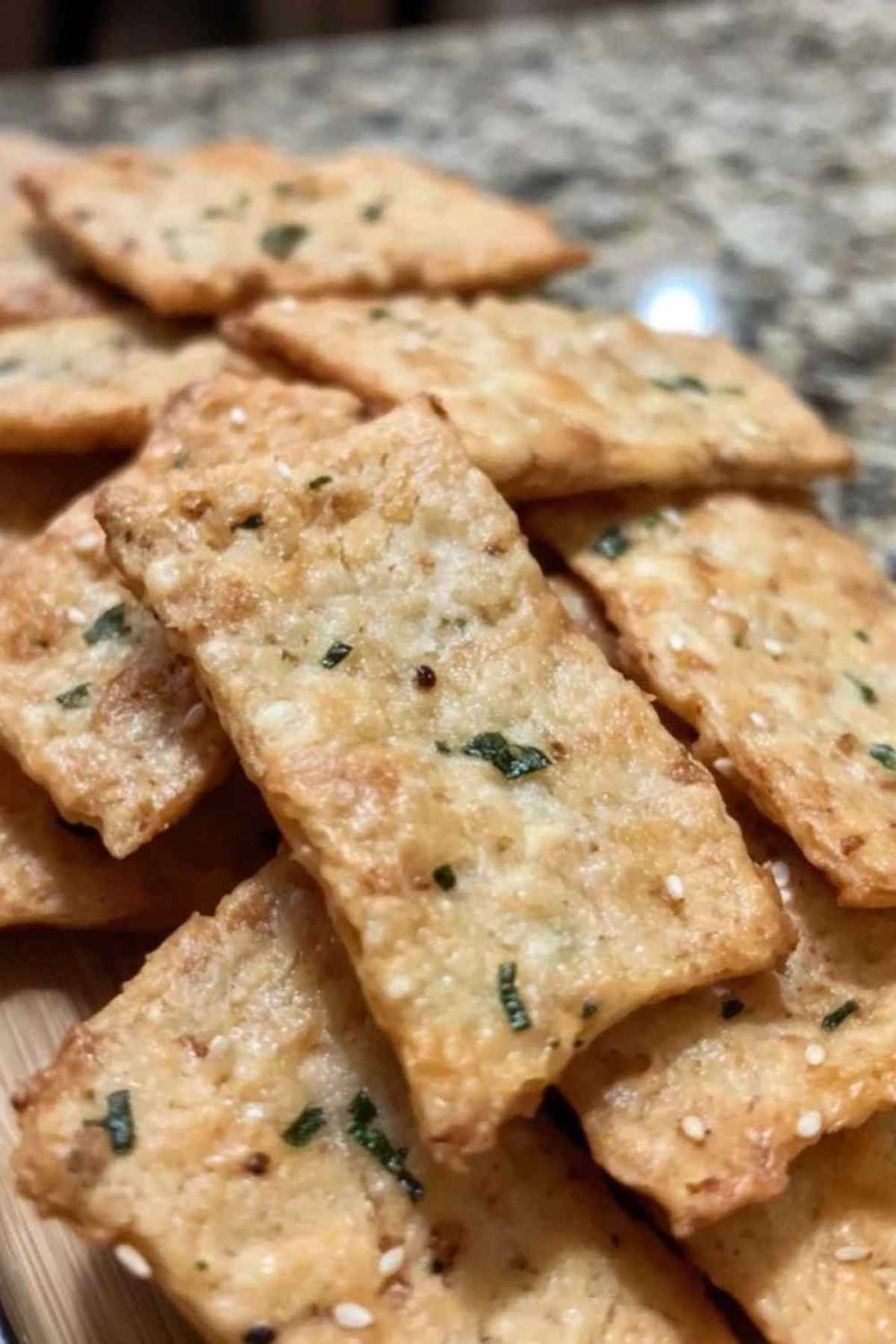  Craquelins aux oignons verts et sésame dorés et croustillants