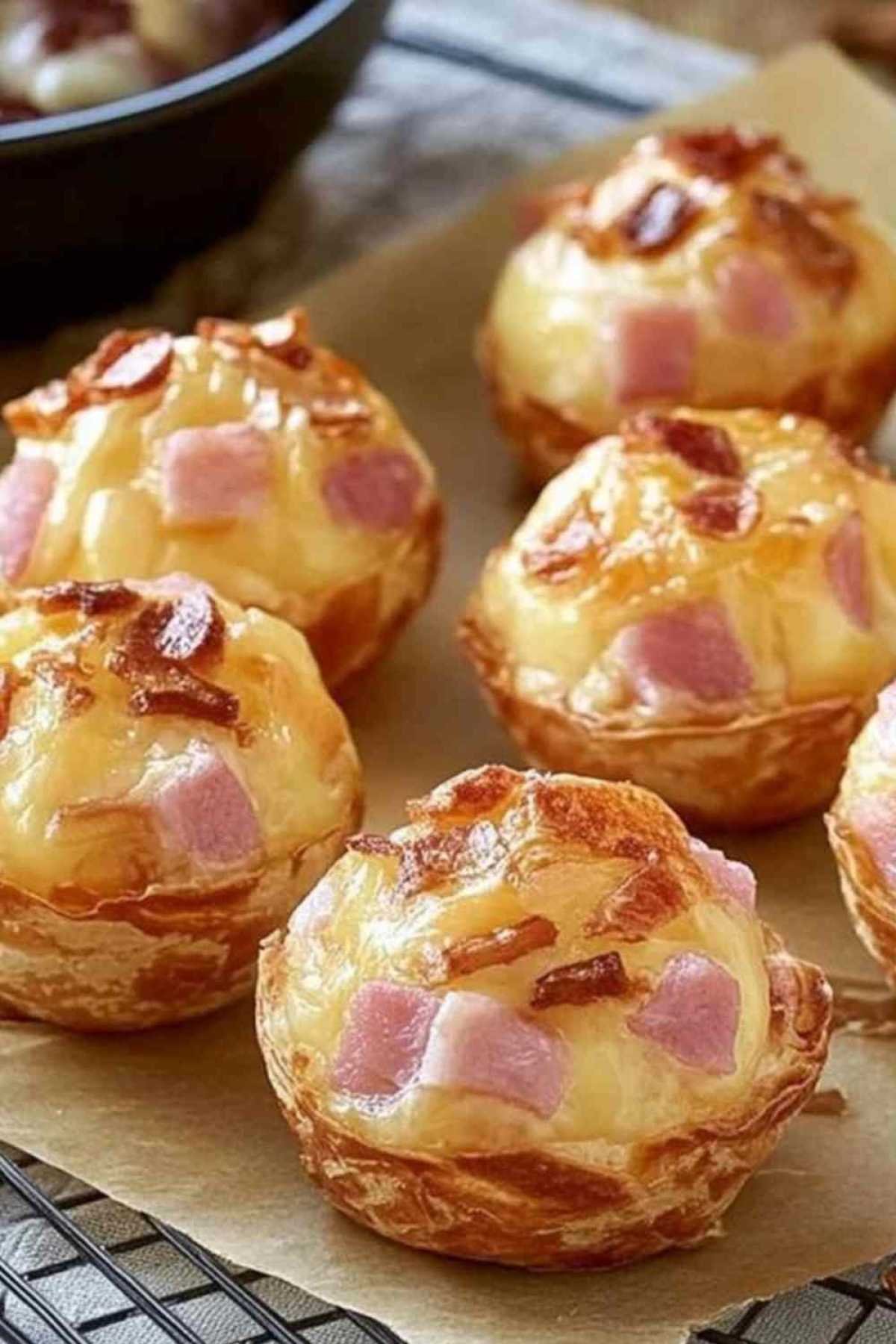 Bouchées aux lardons et Comté dorées sortant du four Alt text : Bouchées aux lardons et au Comté dorées et croustillantes