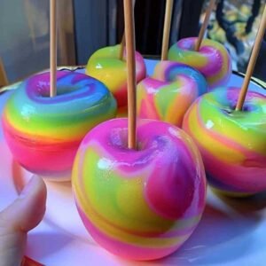 Pommes Candies Goût Cotton Candy 10 Trempage d’une pomme dans le sirop de sucre coloré