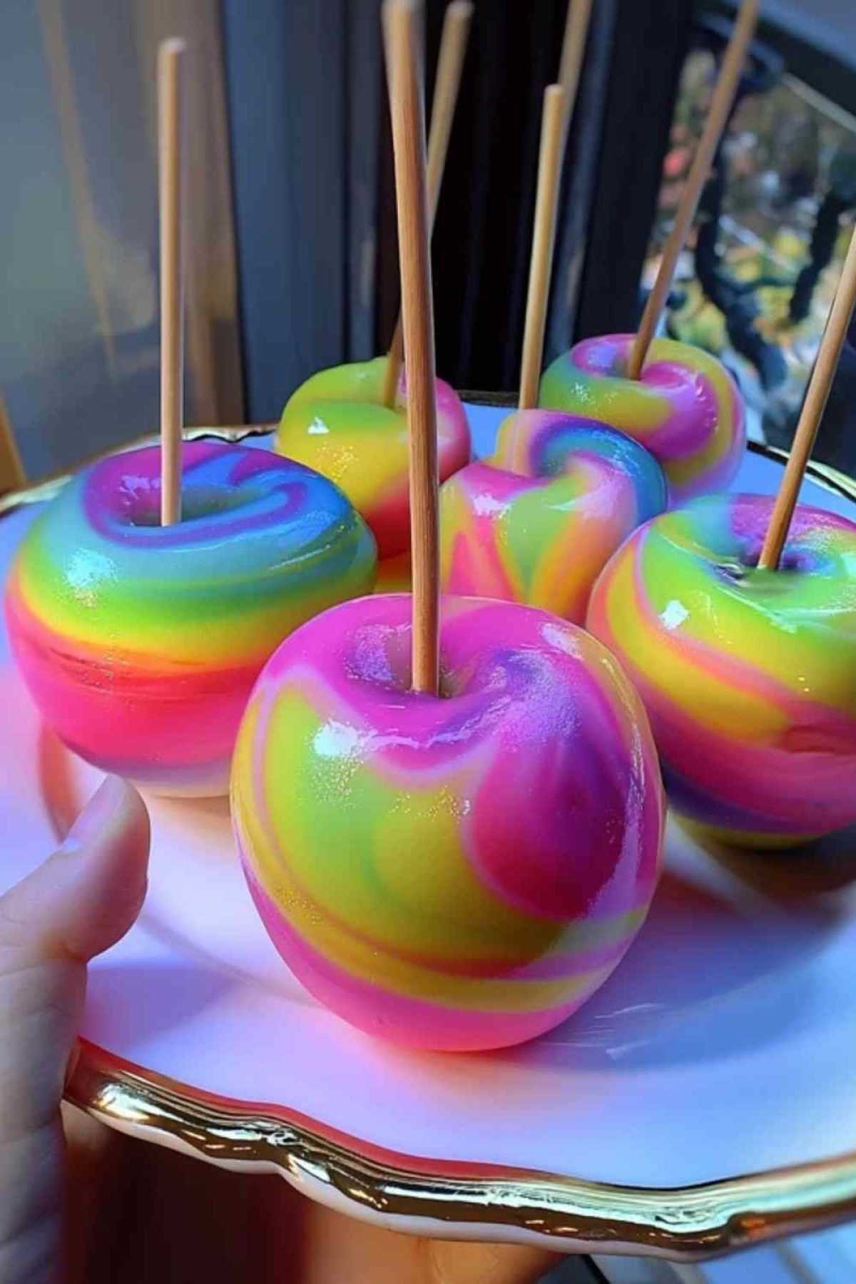 Trempage d’une pomme dans le sirop de sucre coloré